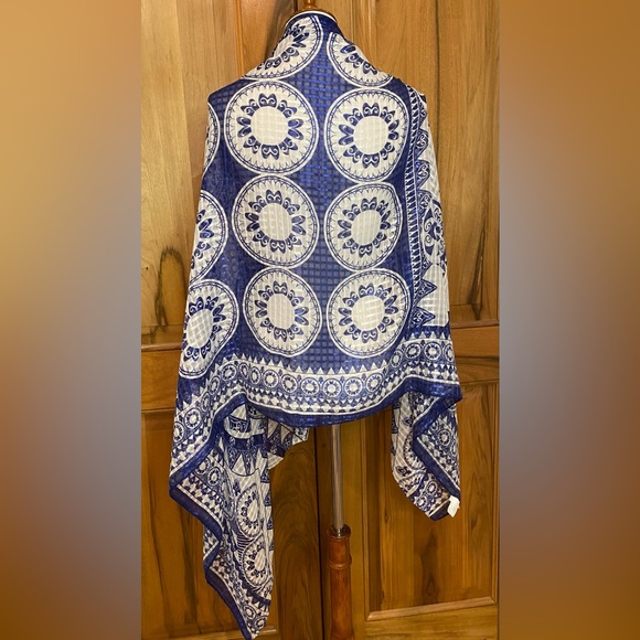 C - Shimmering Deep Blue & Bright White Lightweight Woven Scarf, Rough Hem - EUC - Picture 7 of 16